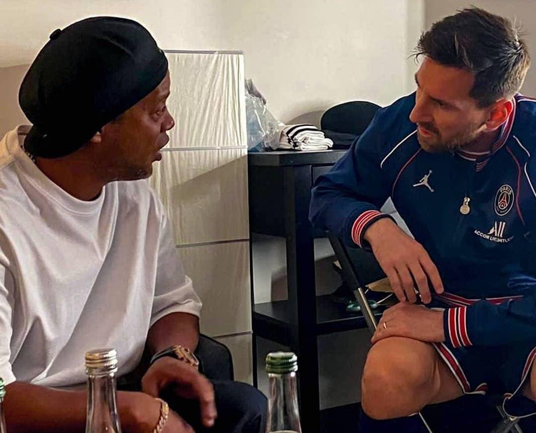 Ronaldinho và cuộc hội ngộ đầy cảm xúc với Messi trong phòng thay đồ PSG