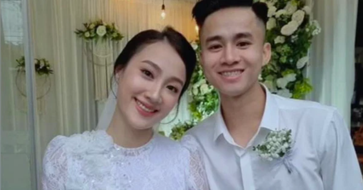 Tiền vệ Phan Thanh Hậu bất ngờ kết hôn với bạn gái hơn tuổi