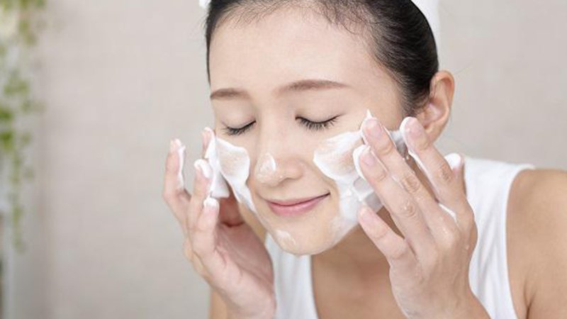 Rửa mặt đúng cách để có làn da khỏe đẹp, không lo bị mụn