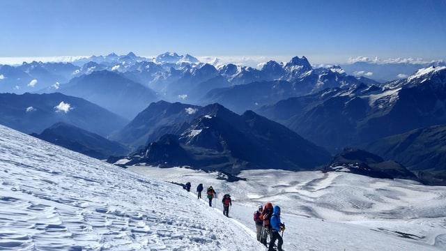 Elbrus nằm ở dãy núi Caucasus ở miền Nam nước Nga