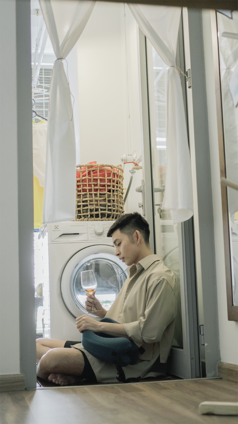 Cửa kính máy giặt trở thành ô cửa sổ máy bay