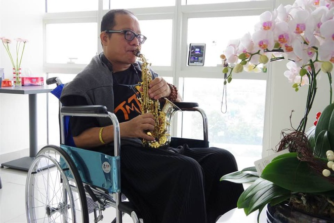 Nghệ sĩ saxophone Trần Mạnh Tuấn luyện tập tại bệnh viện